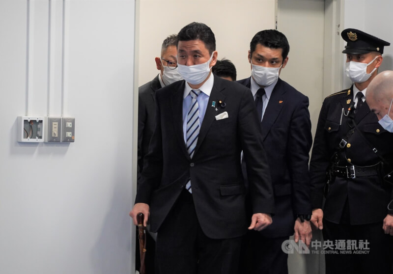 日本已故首相安倍晉三的胞弟岸信夫（前）因健康因素，最快2月3日辭眾議員。（中央社檔案照片）