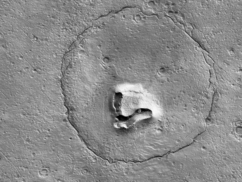 科學家在火星地表上意外發現一個極似熊臉圖案的結構。（圖取自twitter.com/HiRISE）