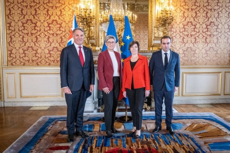 法國外交部長柯隆納（右2）、國防部長勒克努（右）及澳洲外交部長黃英賢（左2）、國防部長馬勒斯（左）30日在巴黎會談。（圖取自twitter.com/MinColonna）
