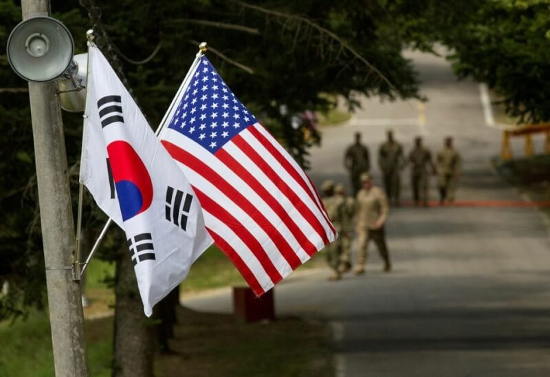 圖為出現在韓國龍仁市的美國與南韓國旗。（U.S. Army/Handout via 路透社）