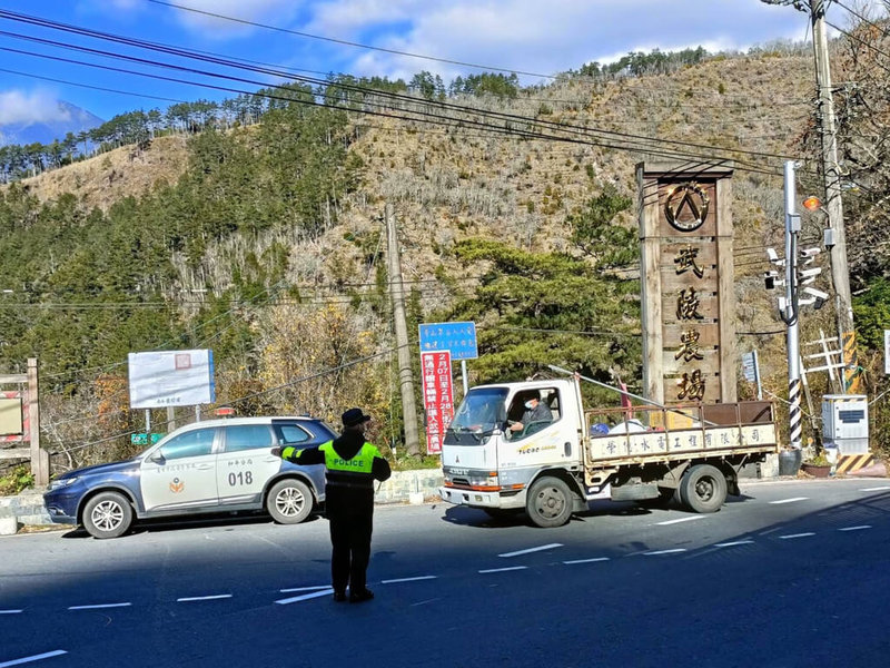 武陵農場櫻花季將於7日登場，台中市政府警察局和平分局規劃交通疏運措施，增派警力加強交通疏導及取締違規，讓民眾賞花不塞車。（台中市和平警分局提供）中央社記者趙麗妍傳真  112年2月1日