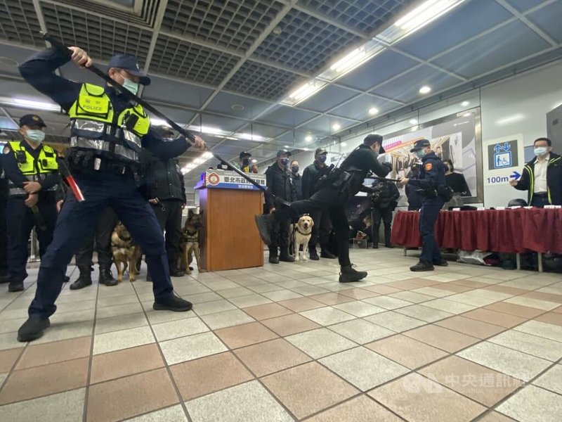 台灣燈會1日起試營運，台北市政府警察局捷運警察隊表示，為強化燈會期間捷運維安勤務，將出動806人次警力和4隻偵爆犬於活動會場周邊全面偵蒐。圖為警方示範如何使用警用伸縮抓捕器因應歹徒攻擊情境。中央社記者黃麗芸攝  112年2月1日