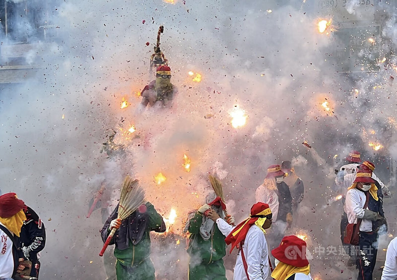 台東地區因疫情停辦2年元宵遶境活動，今年將恢復舉行，1日下午宣傳記者會上並由台東玄武堂進行首場炸寒單（邯鄲）儀式，宣告元宵活動即將開跑。中央社記者張祈攝 112年2月1日