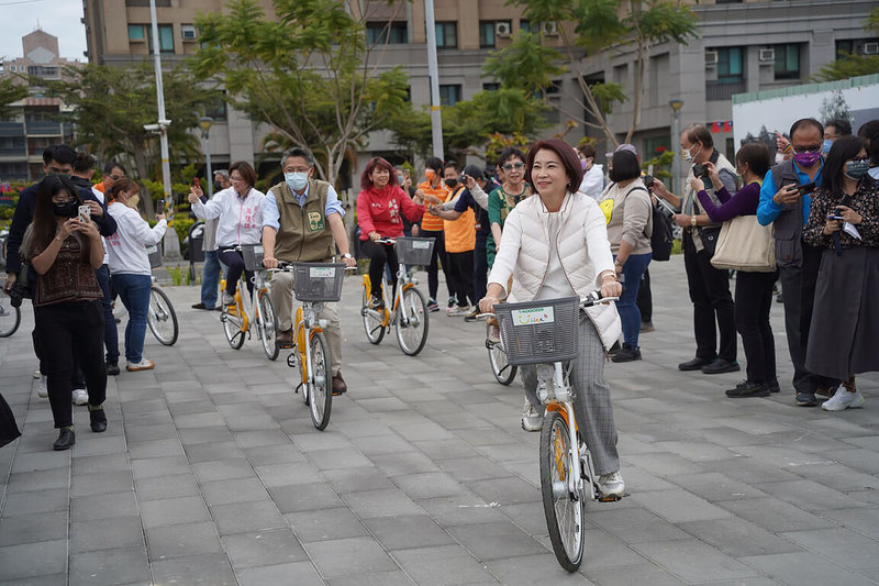 屏東公共自行車YouBike 2.0正式啟用，屏東縣長周春米（前白衣者）1日也騎著公共自行車逛屏東燈節勝利星村燈區，並表示為鼓勵民眾利用，至今年底有前30分鐘免費。（屏東縣政府提供）中央社記者李卉婷傳真  112年2月1日