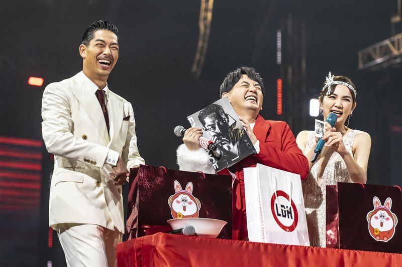 「國民姊夫」AKRIA（左）和歌手Ella陳嘉樺（右）在「2023超級巨星紅白藝能大賞」帶來精彩合作秀。（台視提供）