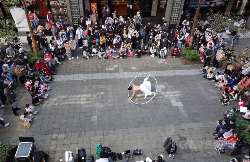 台北市街頭藝人採取登記制，但常在信義區演出的街頭藝人反映，有人只是登記好玩的，造成場地被剝奪。圖為街頭藝人在台北信義商圈表演，非新聞當事人。（中央社檔案照片）