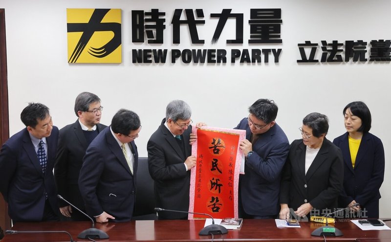 行政院長陳建仁（左4）、副院長鄭文燦（左3）、秘書長李孟諺（左2）與發言人陳宗彥（左1）1日拜會時代力量立法院黨團，時代力量黨團總召邱顯智（右3）致贈「苦民所苦」中堂卷軸。中央社記者王飛華攝　112年2月1日