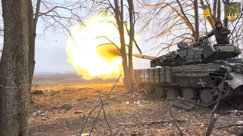圖為烏克蘭坦克在前線發射砲彈。（圖取自facebook.com/MinistryofDefence.UA）