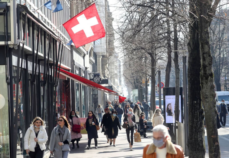 根據美國及加拿大智庫發布的2022年人類自由指數，瑞士排名第1。圖為2021年3月1日民眾在瑞士蘇黎世逛街。（路透社）
