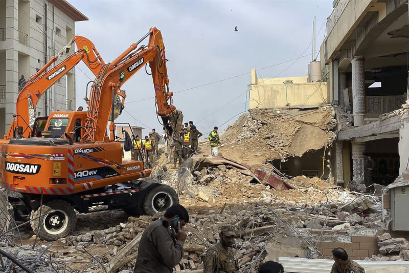 巴基斯坦西北部白夏瓦市警察總部內清真寺遭到自殺炸彈客攻擊，造成上百死傷。圖為1月31日當局使用重型機械清理廢墟，持續找尋可能的生還者。（法新社）