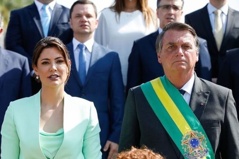 巴西前總統波索納洛（前右）已向美國申請旅遊簽證，以便再停留6個月。同時，波索納洛的妻子、前第一夫人蜜雪兒（前左）準備從政。（圖取自instagram.com/michellebolsonaro）