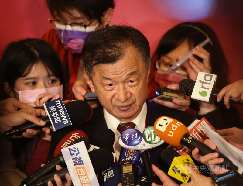 陸委會主委邱太三（前中）2日出席「2023大陸台商春節活動」，受訪時就小三通後續狀況表示，恢復常態化是方案之一，並明白指出，專案模式不在方案裡，會往前走。中央社記者王飛華攝  112年2月2日
