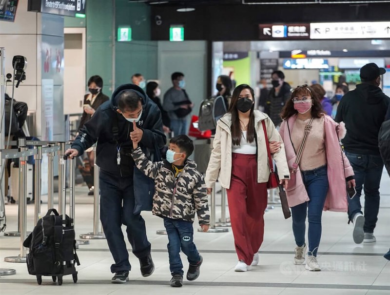 圖為春節期間台北車站搭車人潮。（中央社檔案照片）