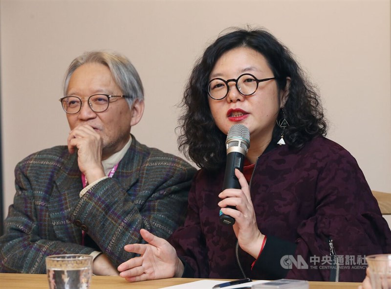 香港作家鄧小樺（右）在台灣成立二〇四六出版社，2日在台北舉行開張宣告記者會，讀書共和國出版集團創辦人暨社長郭重興（左）也出席與會。中央社記者郭日曉攝　112年2月2日