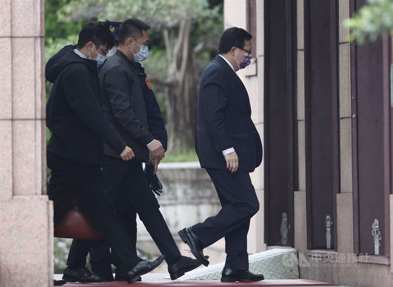 新內閣第一次院會2日上午舉行，並邀請六都首長列席。圖為行政院副院長鄭文燦（右）出席。中央社記者吳家昇攝 112年2月2日