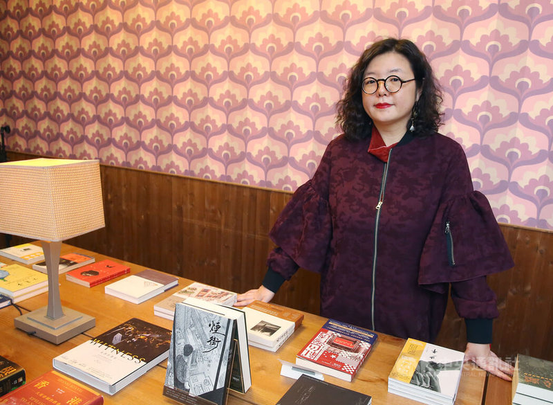 香港作家鄧小樺在台灣成立二〇四六出版社，屬讀書共和國旗下出版品牌之一，主要將聚焦在香港、台灣及廣義華語離散社群的文藝作品等，2日在台北舉行開幕記者會。中央社記者郭日曉攝  112年2月2日