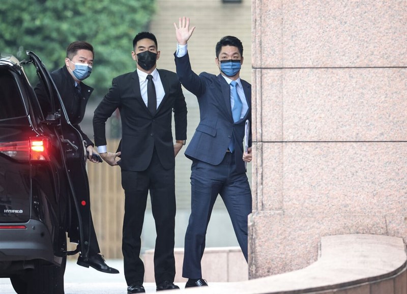 新內閣第一次院會2日上午舉行，並邀請六都首長列席。圖為台北市長蔣萬安（右）抵達行政院，向現場媒體揮手致意。中央社記者吳家昇攝 112年2月2日