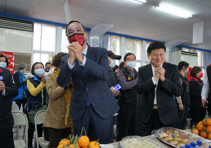 國民黨主席朱立倫（前左）2日出席花蓮縣黨部的新春團拜聯誼活動，受到黨員熱情歡迎，立委傅崐萁（前右）等人陪同。中央社記者張祈攝  112年2月2日
