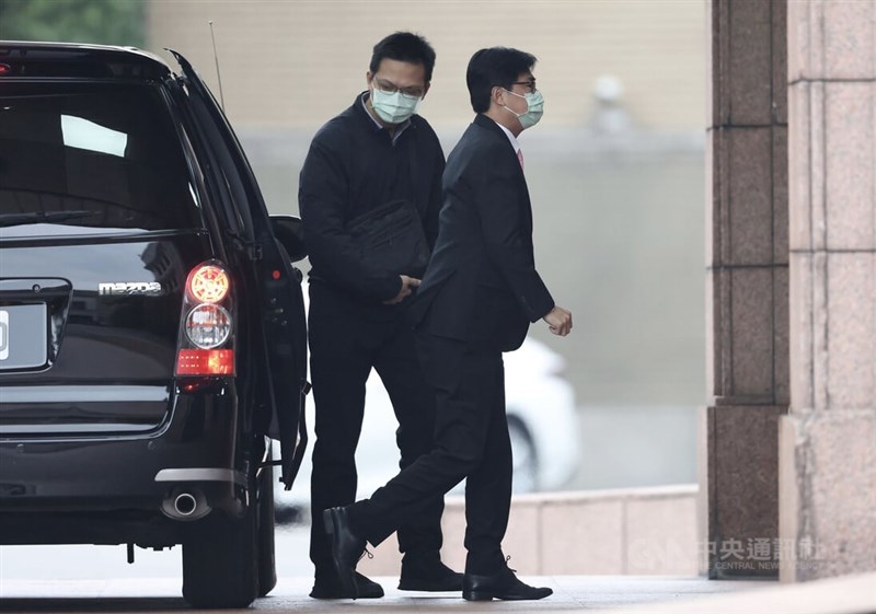 新內閣第一次院會2日上午舉行，並邀請六都首長列席。圖為高雄市長陳其邁（右）抵達行政院。中央社記者吳家昇攝 112年2月2日