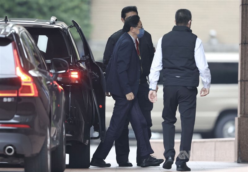新內閣第一次院會2日上午舉行，並邀請六都首長列席。圖為桃園市長張善政（左）抵達行政院。中央社記者吳家昇攝 112年2月2日