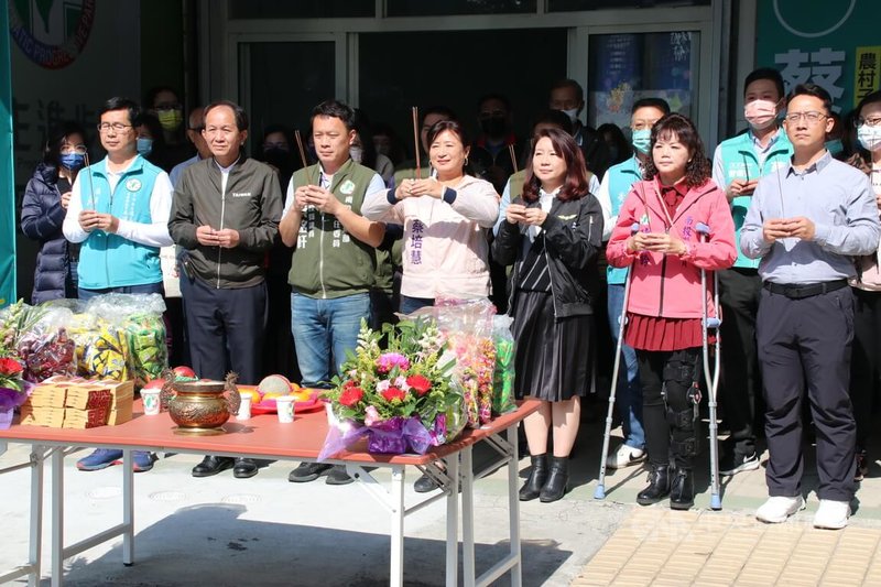 南投第2選區立委補選，民進黨參選人蔡培慧（前排中）2日成立競選總部，設在南投市玉井街38號、民進黨南投縣黨部。中央社記者蕭博陽南投縣攝  112年2月2日