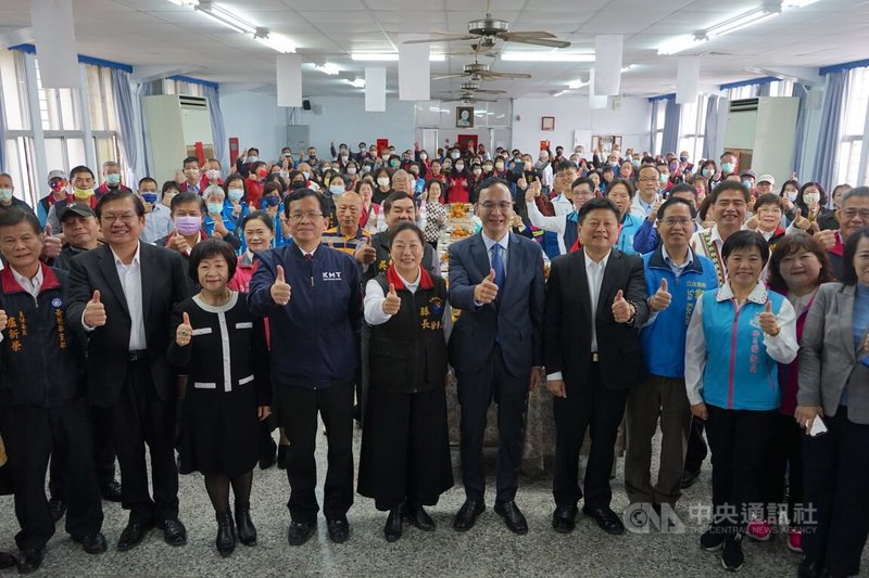 國民黨主席朱立倫（前排左6）2日上午出席花蓮縣黨部的新春團拜聯誼活動，與花蓮縣長徐榛蔚（前排左5）、立委傅崐萁（前排左7）等人比讚合影。中央社記者張祈攝  112年2月2日