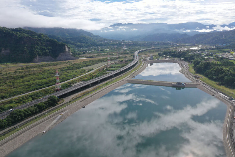 為改善沿海地層下陷等問題，經濟部水利署在南投縣草屯鎮打造鳥嘴潭人工湖，引取烏溪水源至6座人工湖蓄存，完工後每天可供應彰化、草屯民生用水25萬公噸，提升中部供水穩定度，2022年起6大湖區中的A、B湖區（圖）陸續達成先行供水目標。（中水局提供）中央社記者蕭博陽南投縣傳真  112年2月2日