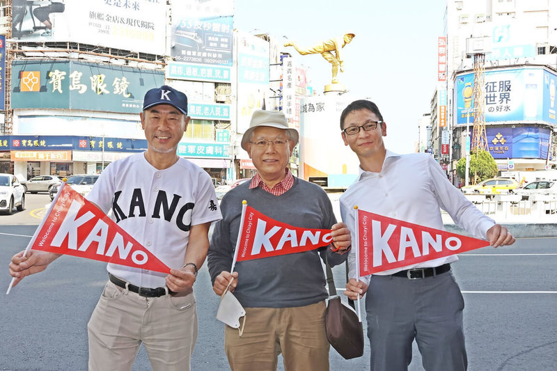 嘉義市中央噴水池KANO投手吳明捷投球雕像為全國知名地標，吳明捷次子堀川盛邦（左）與親友日前造訪嘉義市，並與銅像開心合影留念。（嘉義市政府提供）中央社記者黃國芳傳真  112年2月2日