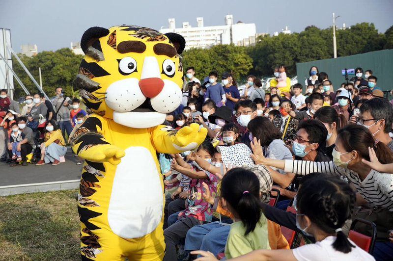 紙風車劇團將於5日下午在嘉義縣水上鄉新興園餐廳外草坪免費演出經典劇碼「武松打虎」，讓孩童一同歡度開心的元宵節。（紙風車劇團提供）中央社記者黃國芳傳真  112年2月2日