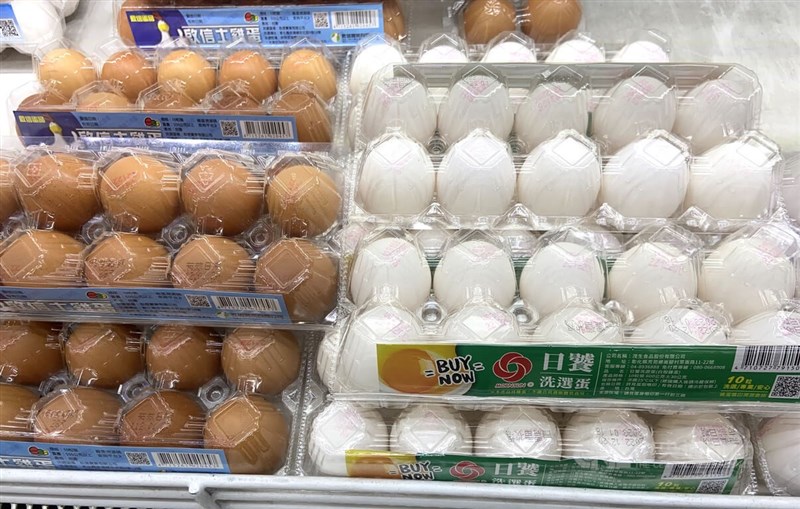 圖為高雄一家量販賣場冷藏區盒裝雞蛋。（中央社檔案照片）