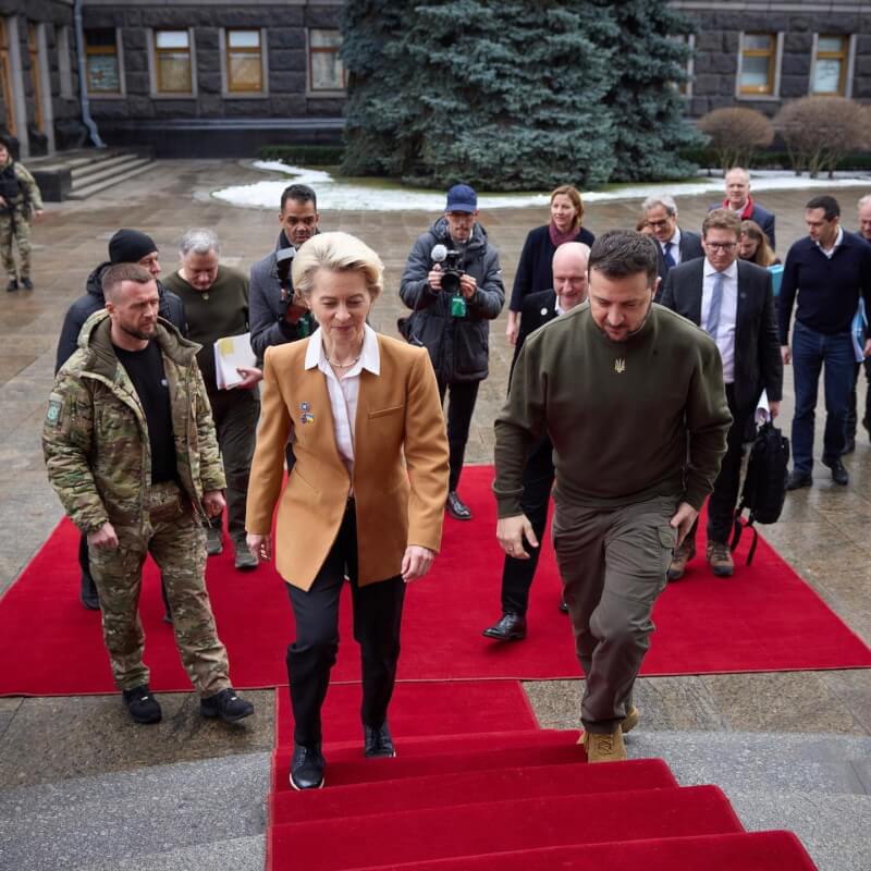 歐盟執委會主席范德賴恩（前左）2日抵基輔會晤烏克蘭總統澤倫斯基（前右）。（圖取自instagram.com/zelenskiy_official）