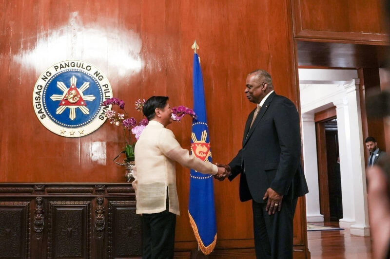 圖為美國國防部長奧斯汀（右）2日會見菲律賓總統小馬可仕（左）。（圖取自twitter.com/pcogovph）