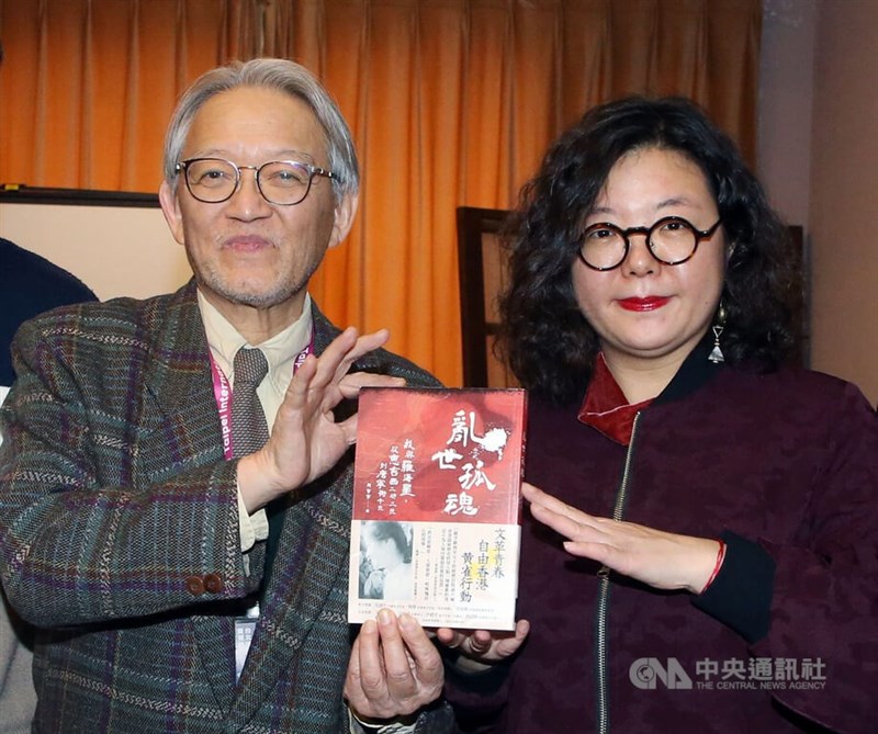 香港作家鄧小樺（右）在台成立二〇四六出版社，2日於台北舉行開張宣告記者會，並介紹首本出版物為作家周蜜蜜的「亂世孤魂：我與羅海星，從惠吉西二坊二號到唐寧街十號」。左為讀書共和國出版集團創辦人暨社長郭重興。中央社記者郭日曉攝　112年2月2日