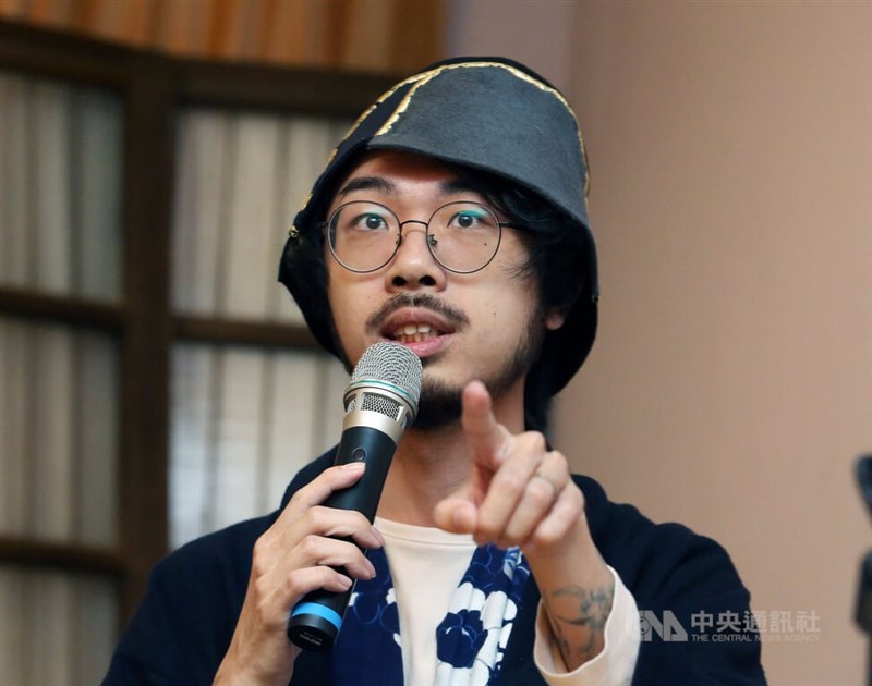 香港作家鄧小樺在台成立二〇四六出版社，屬讀書共和國旗下出版品牌之一，2日並在台北舉行開張宣告記者會，2023台北國際書展小說組首獎「煙街」作者沐羽（圖）也應邀出席交流。中央社記者郭日曉攝 112年2月2日