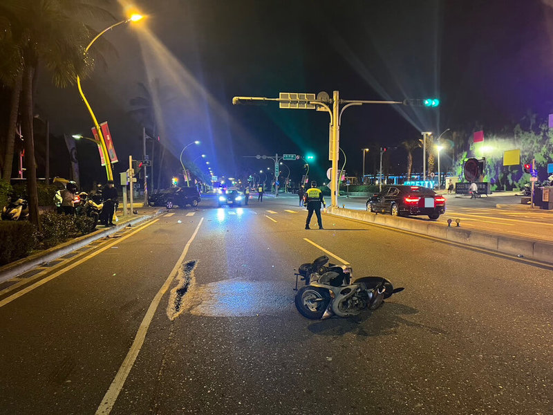 花蓮市20歲余姓男子2日晚間10時許騎車沿南濱路南往北方向行駛，未依規定兩段式左轉和平路，與南濱路南下車道直行轎車發生碰撞，余男傷勢嚴重，送醫治療。（花蓮縣警分局提供）中央社記者張祈傳真 112年2月3日