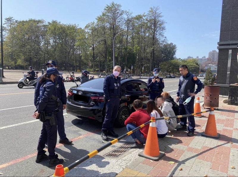 台南市安平區2日發生因債務糾紛當街亮刀吆喝事件，警方趕到拔槍嚇阻，逮捕6名男女送辦。（台南市警局提供）中央社記者張榮祥台南傳真  112年2月3日