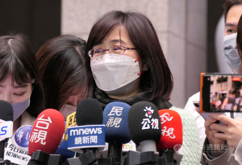 台北市副市長林奕華（中）3日正式上工，她接受媒體聯訪表示，首要任務為台灣燈會，將聽取簡報、並就外界關心的問題努力。中央社記者陳怡璇攝 112年2月3日