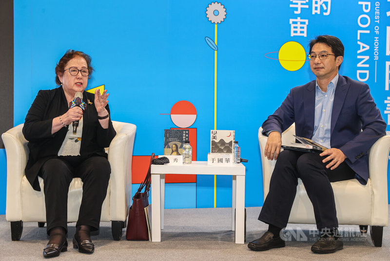 作家韓秀（左）3日在台北國際書展舉行「朦朧的恆星－達文西－韓秀的藝術家傳記」講座，與學者于國華（右）一同和讀者分享如何透過藝術家的作品與人生故事看到他們的精神。中央社記者鄭清元攝  112年2月3日