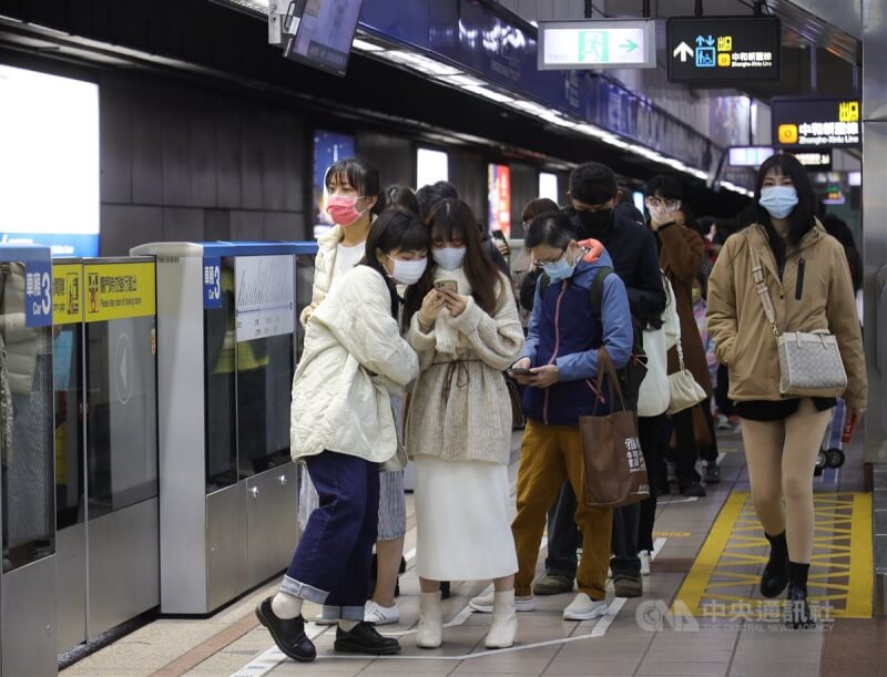 國內3日新增2萬5104例COVID-19本土病例。圖為民眾戴口罩在台北捷運月台候車。（中央社檔案照片）