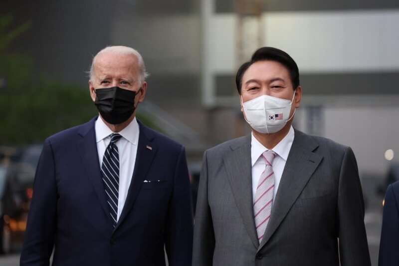 圖為美國總統拜登（左）去年5月訪韓與尹錫悅（右）會面。（圖取自facebook.com/sukyeol.yoon）