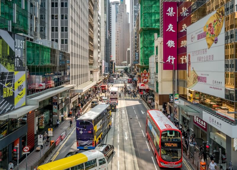 香港當局為促進觀光，預計向中國大陸及海外旅客免費贈送約50萬張機票。圖為香港街景。（圖取自Pixabay圖庫）