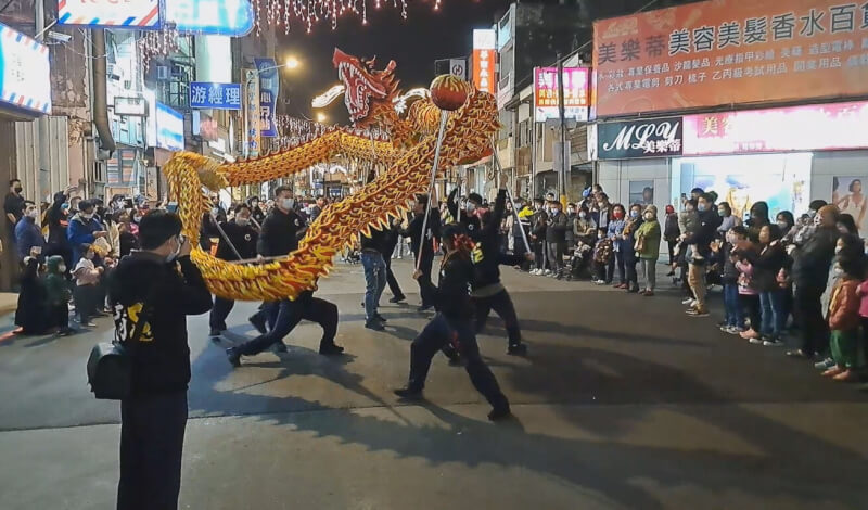 苗栗市元宵（火旁）龍系列活動，民俗踩街3日晚間熱鬧登場，25支表演團隊沿苗栗市中正路遊行，並搭配定點表演，吸引許多民眾觀賞，現場氣氛相當熱鬧。中央社記者管瑞平攝 112年2月3日