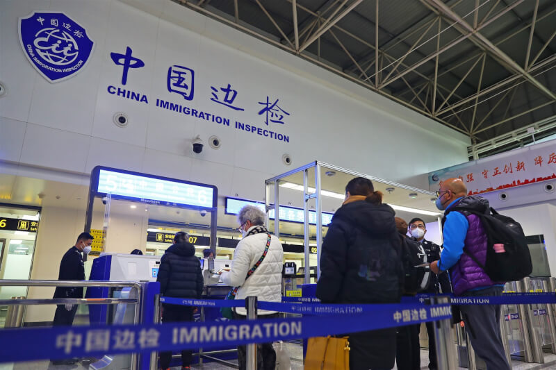 中國大陸6日起全面恢復與香港、澳門人員的通關往來。圖為江西昌北機場準備搭機前往香港的旅客。（中新社）