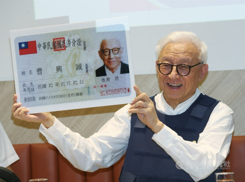 聯電前董事長曹興誠去年9月在國際記者會中公開展示他的新身分證，表示對於恢復中華民國國籍感到興奮。（中央社檔案照片）