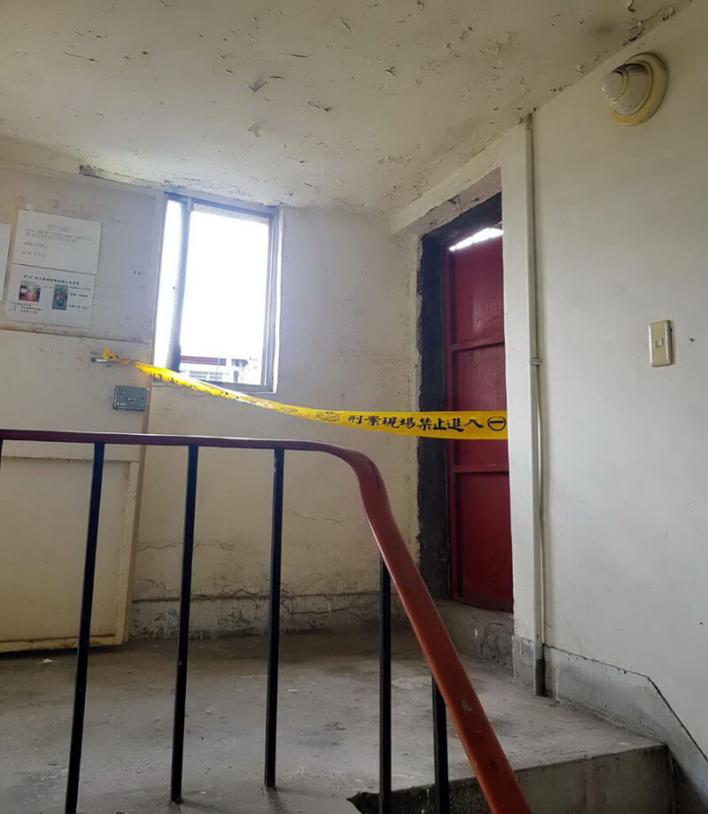 新北市中和區3日發生人倫悲劇,因公衛人員聯繫不上個案,報請里長轉警方破門查看,發現一家4口母親與2名兒子,3人死亡已久,僅85歲父親存活。檢警將調查死因,社會局協助安置老翁。(民眾提供)中央社記者黃旭昇新北傳真 112年2月3日