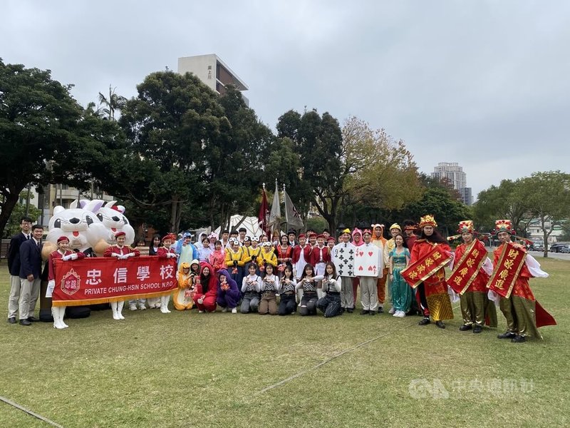 新竹縣忠信學校將於5日在新竹市舉辦元宵走街活動，除了表演活動外，也將發送8888份環保燈籠與1萬份紀念幣賀年卡。中央社記者魯鋼駿攝  112年2月4日