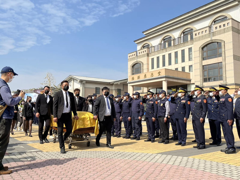 彰化員警高偉倫日前騎車下班時遭有毒品、酒駕前科的吳姓男子追撞致死，家屬4日在高雄市第二殯儀館橋頭分館舉行公祭，棺木被送上靈車時，到場送別的300多名官警列隊行禮。（警方提供）中央社記者曾以寧傳真  112年2月4日