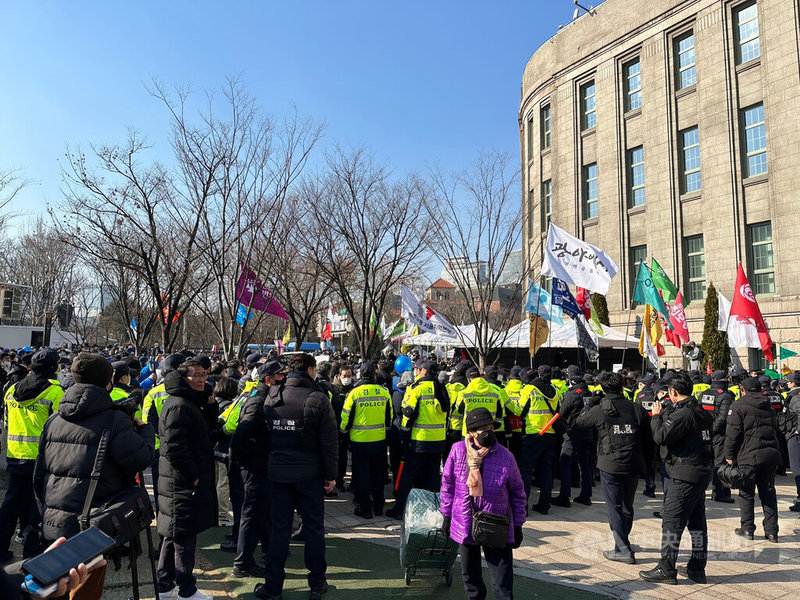 韩国警方出动大量警力包围游行队伍，试图阻止罹难者家属在首尔市厅前广场设置临时焚香所。中央社记者廖禹扬首尔摄  112年2月4日
