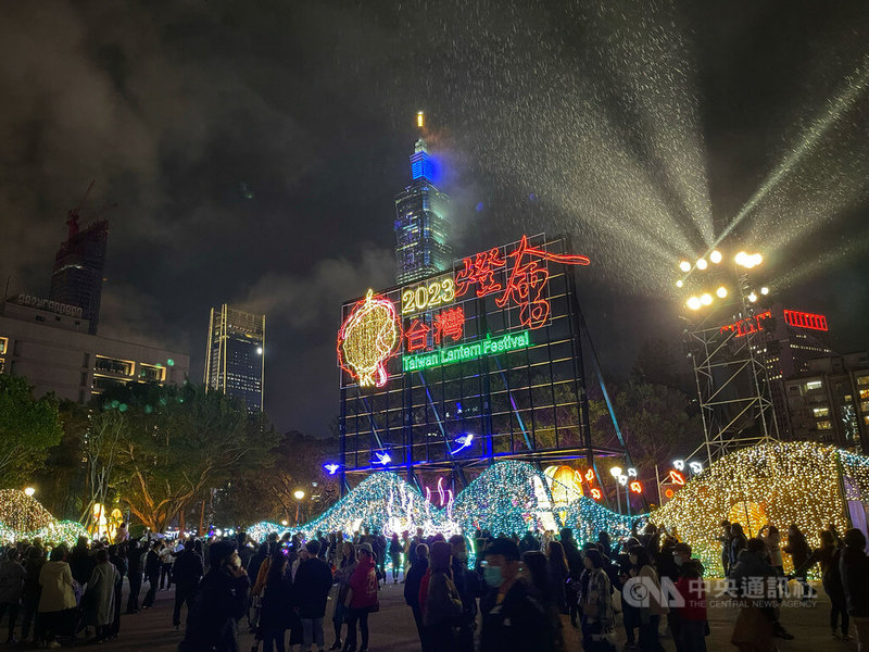 2023年台灣燈會是第34屆，也是睽違23年後重返台北舉行，4日晚間試燈，儘管天空飄著雨絲，仍吸引不少民眾到場賞燈。中央社記者王飛華攝  112年2月4日