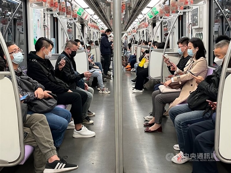圖為中國上海市地鐵乘客。（中央社檔案照片）